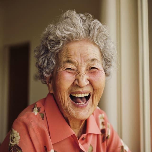 환하게 웃는 짧은 파마머리의 여자 어르신